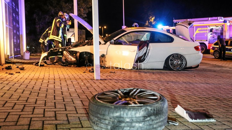 BMW rast in Möbelhaus-Vordach – Fahrer (21) schwer verletzt