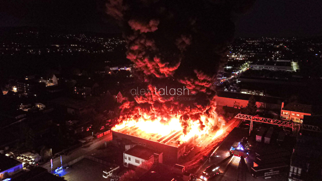 Großbrand in Hagen: Flammen zerstören Früchtehandel – Meterhohe Flammen im Nachthimmel