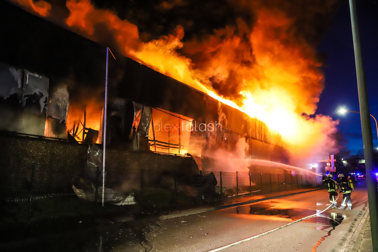 Großbrand in Hagen: Flammen zerstören Früchtehandel – Meterhohe Flammen im Nachthimmel