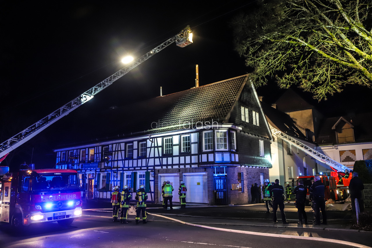 Feuerwehr zu Kaminbrand in Fachwerkhaus gerufen – Dachstuhlbrand verhindert!
