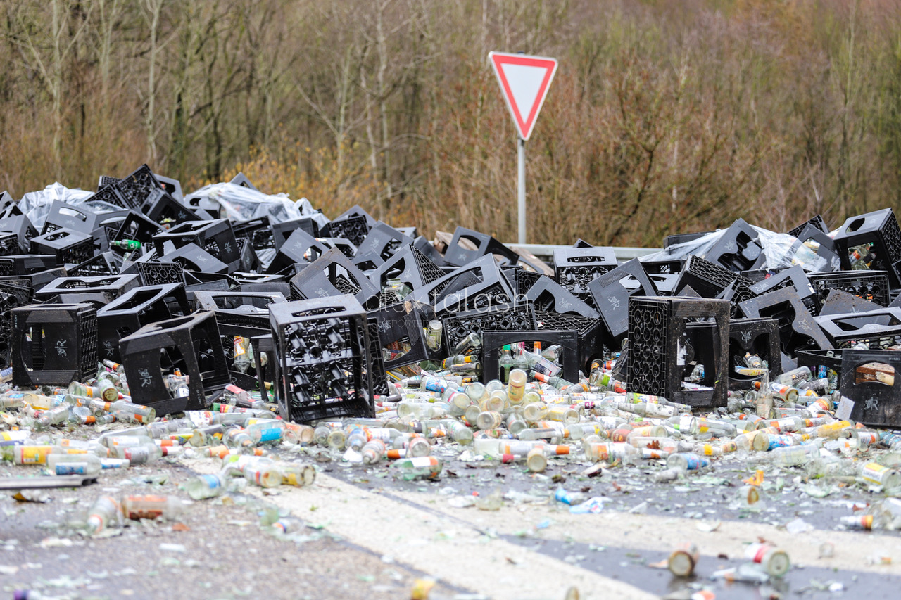 Autobahn voller Scherben – Lkw verliert Getränkekisten auf der A46 – Lkw-Fahrer unter Einfluss von Drogen am Steuer: 800 Kisten Leergut auf Autobahn verloren