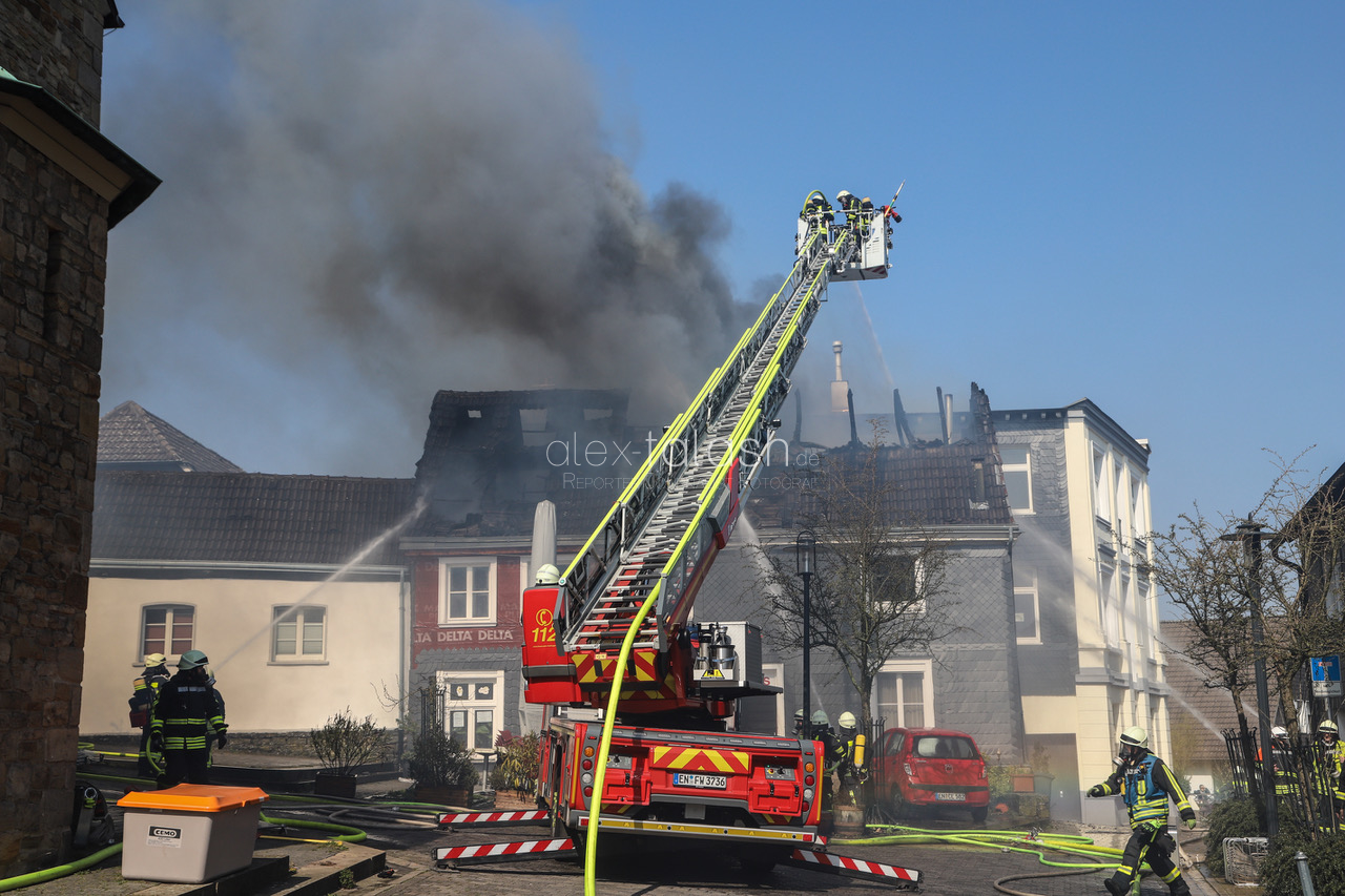 Brand in der Hattingener Altstadt – Dachstuhl steht in Flammen – Ortskern verraucht