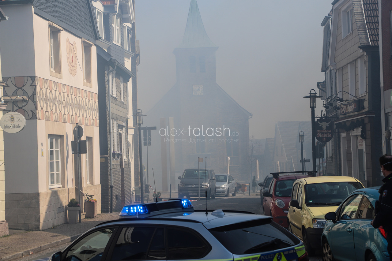 Brand in der Hattingener Altstadt – Dachstuhl steht in Flammen – Ortskern verraucht