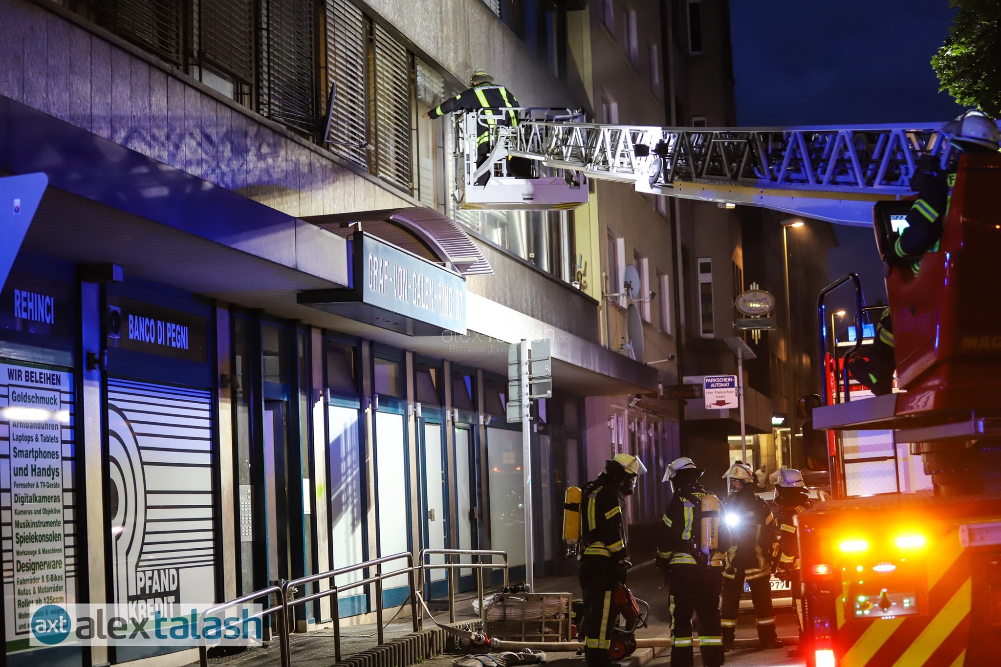 Kellerbrand in Hagen: 18 Hausbewohner über Drehleiter und mit Fluchthauben gerettet – 9 Verletzte