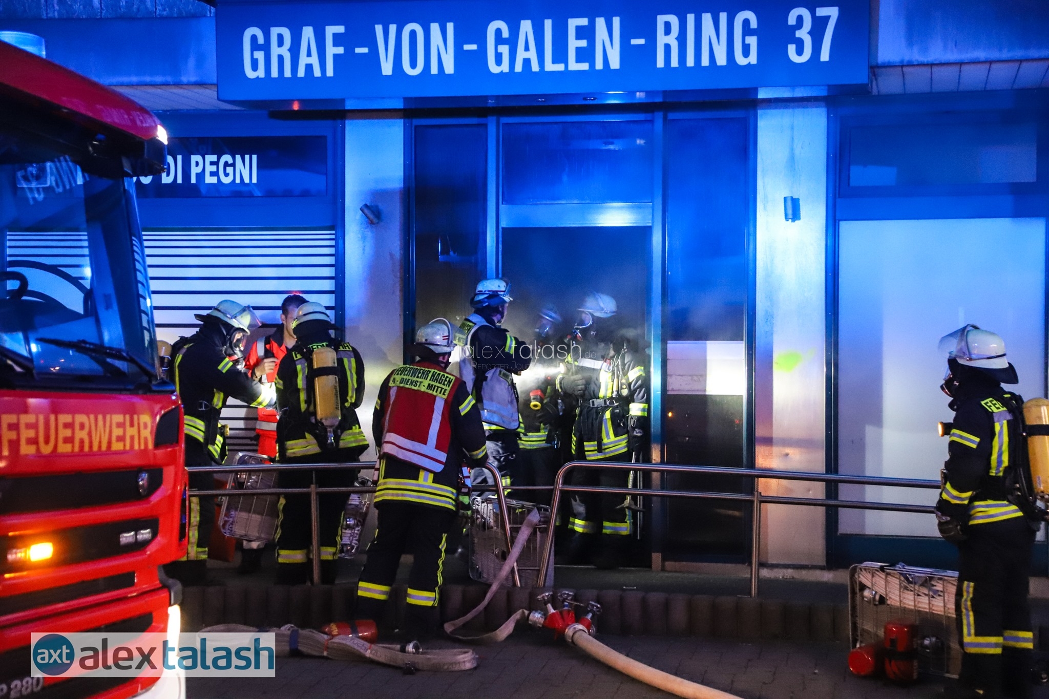 Kellerbrand in Hagen: 18 Hausbewohner über Drehleiter und mit Fluchthauben gerettet – 9 Verletzte