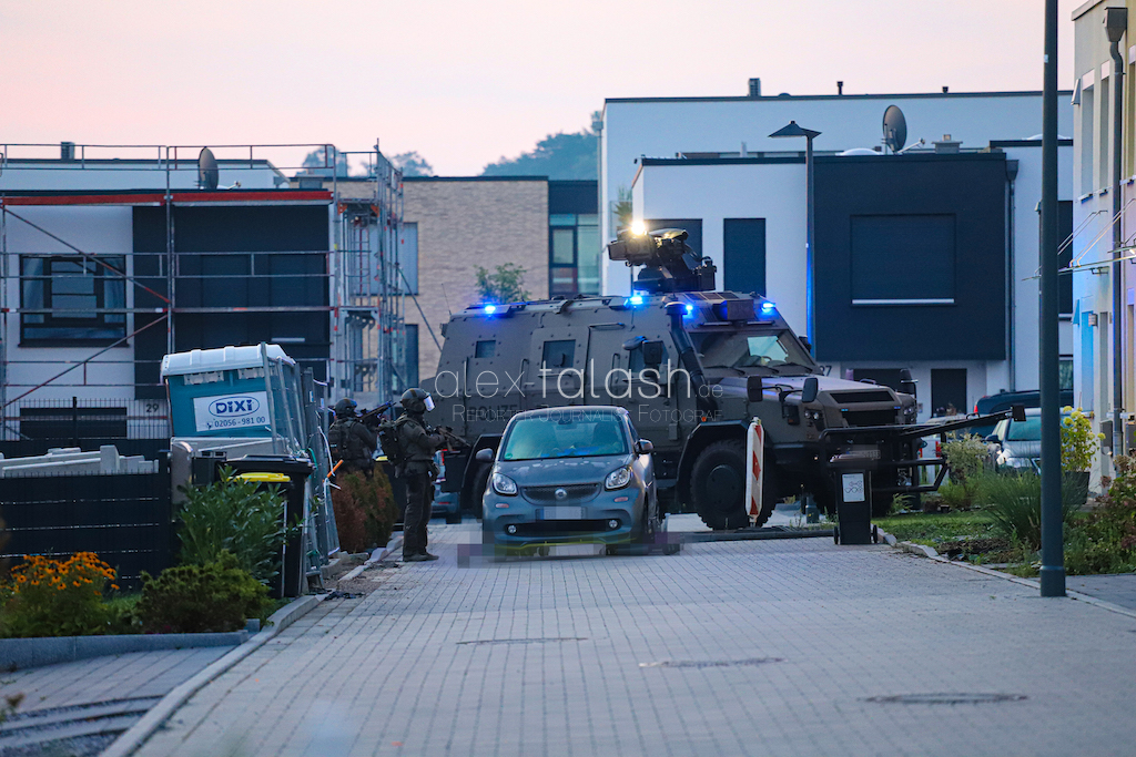 Großrazzia mit Panzerfahrzeug in NRW: Polizei durchsucht mehr als ein Dutzend Objekte