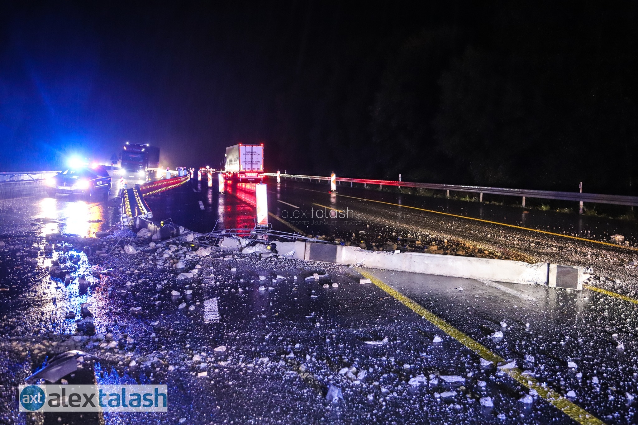 Schwerer Verkehrsunfall auf der A45 bei Hagen: Lkw kracht in Betonschutzwand