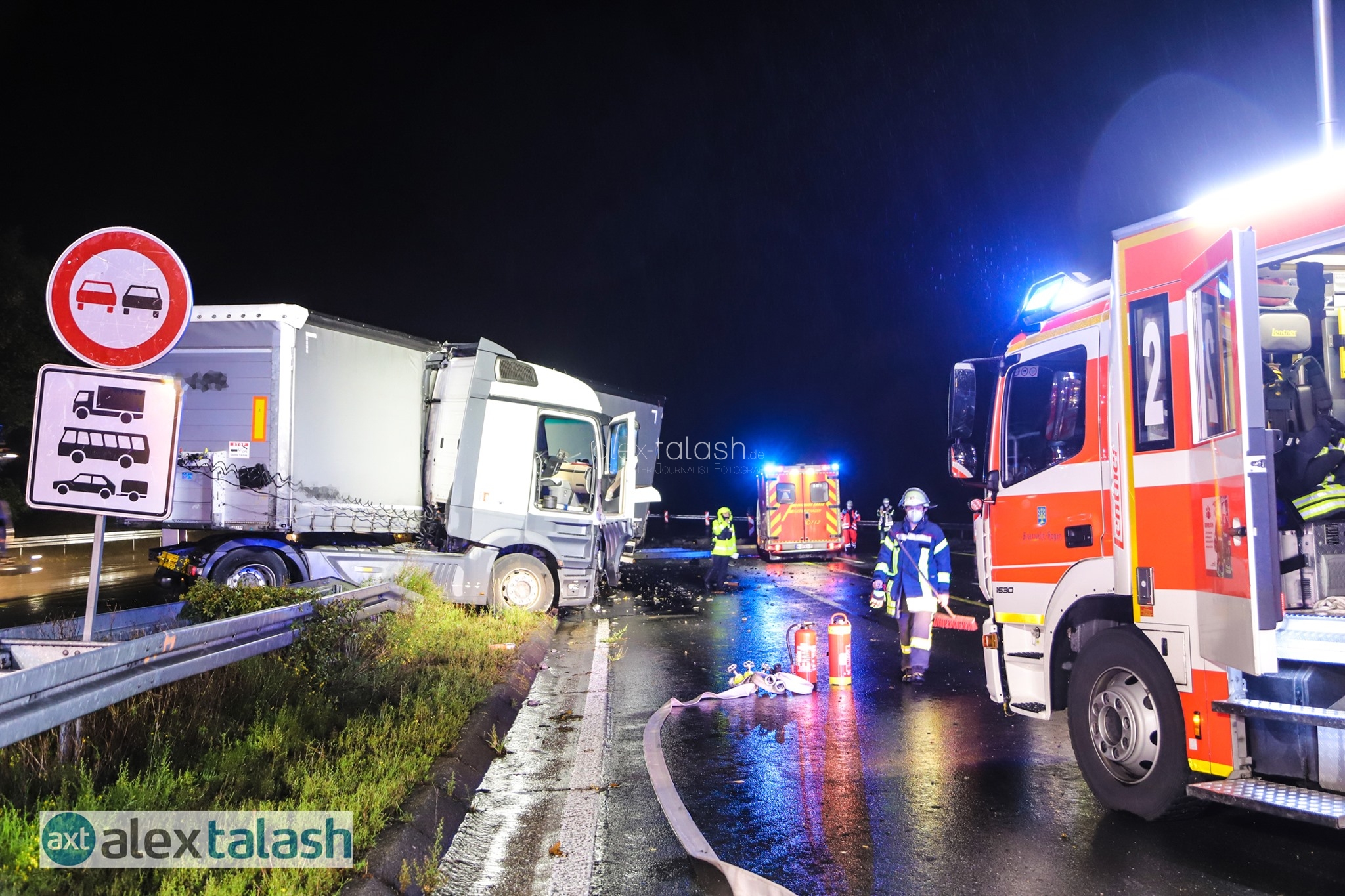Schwerer Verkehrsunfall auf der A45 bei Hagen: Lkw kracht in Betonschutzwand