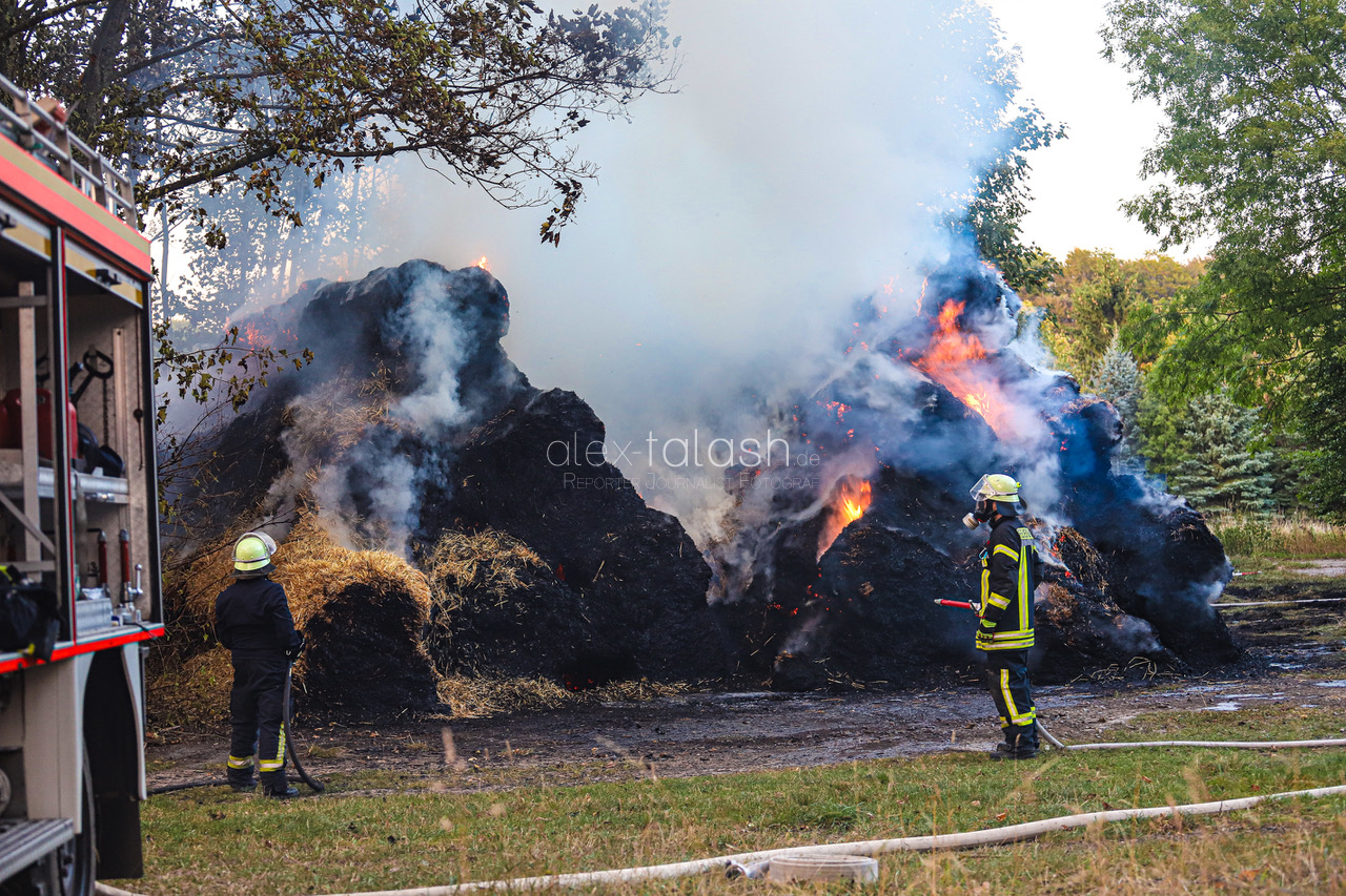 Riesige Strohmiete in Flammen – 150 Feuerwehrleute im Einsatz
