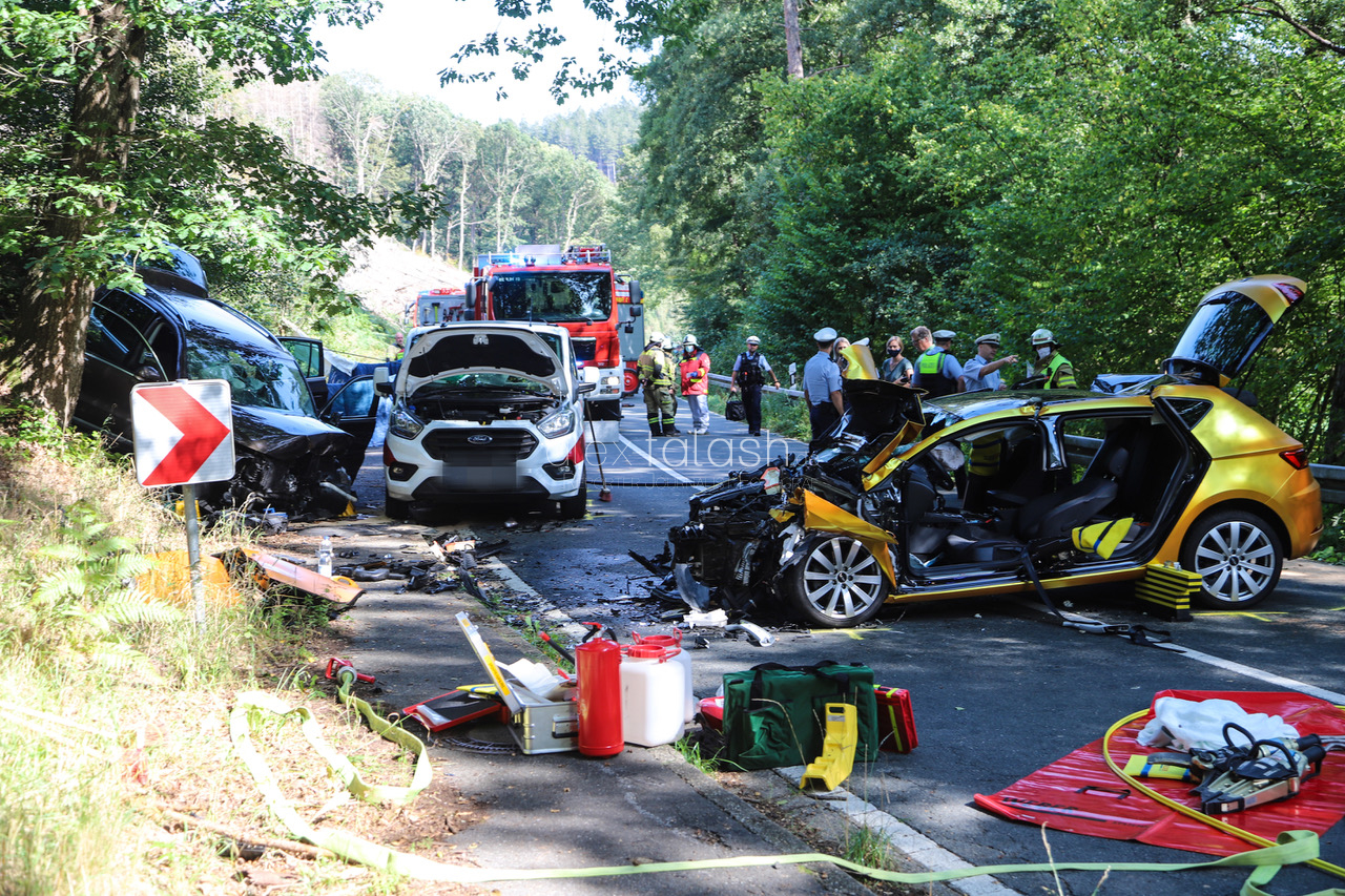 Horror-Crash: Frau stirbt bei schwerem Verkehrsunfall