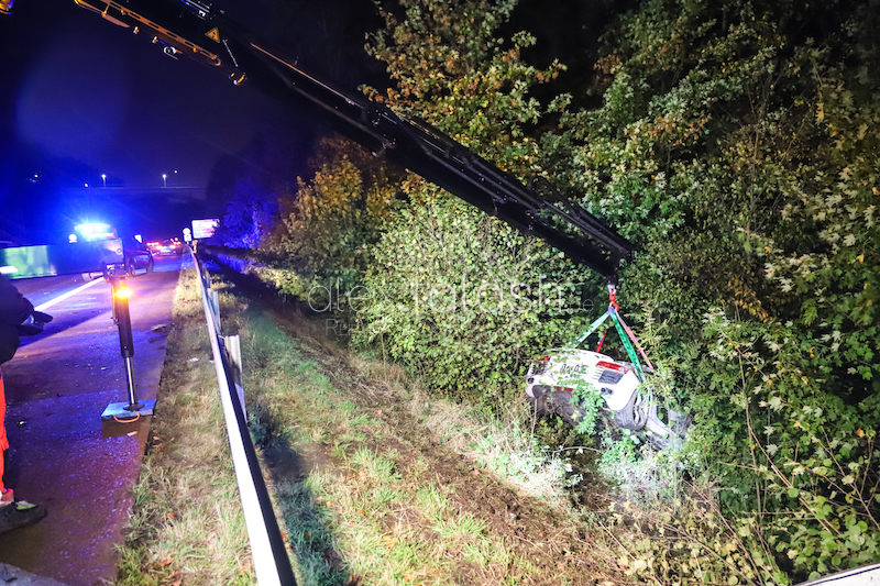 Unfall auf der A43: Sportwagen stürzt Abhang hinunter – Fahrer (48) fährt 540-PS-Boliden zu Schrott