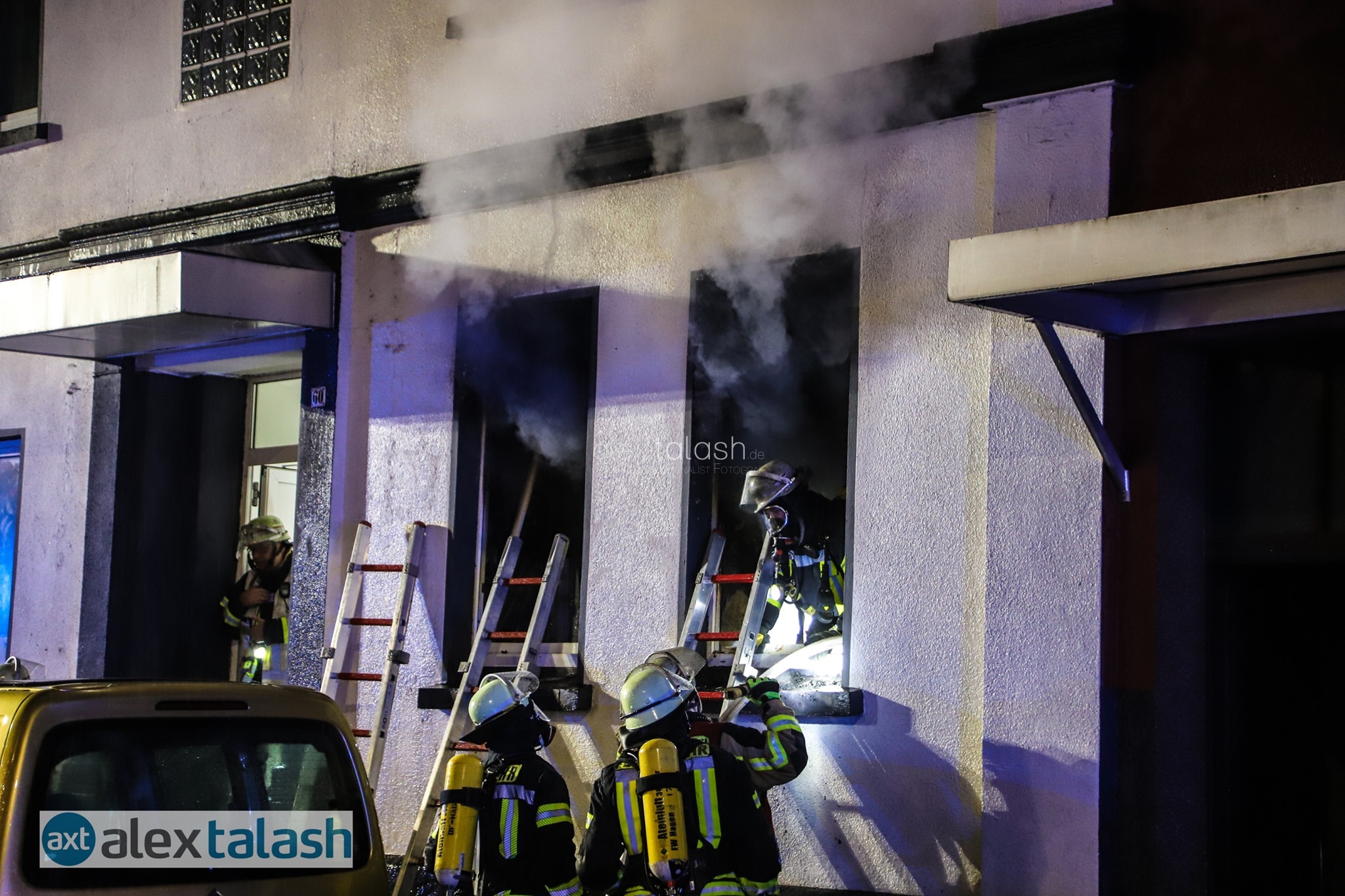 Wohnungsbrand: Feuerwehr rettet Bewohner mit Drehleiter