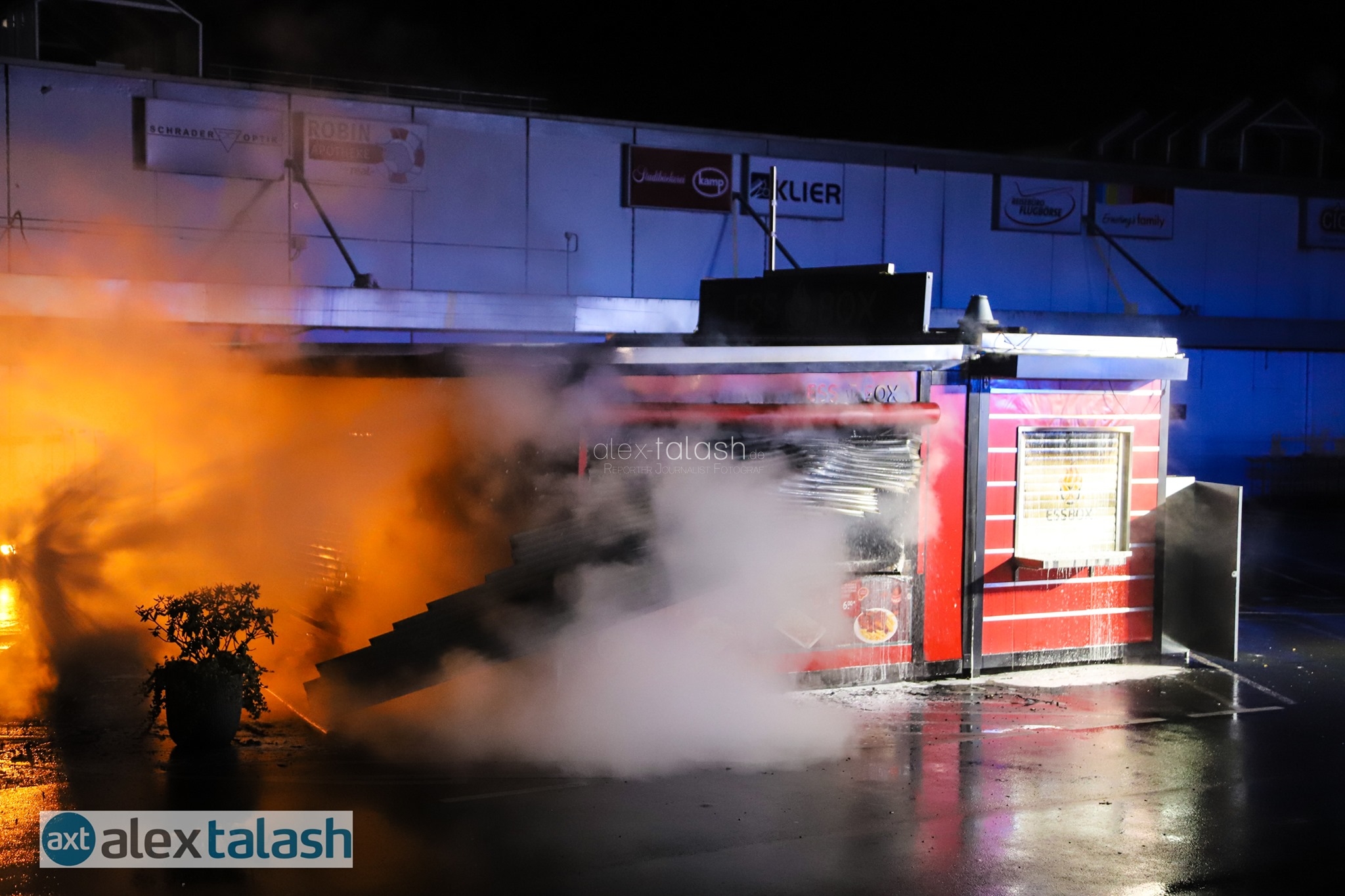 Brandstiftung: Imbissbude vor Real-Markt ausgebrannt