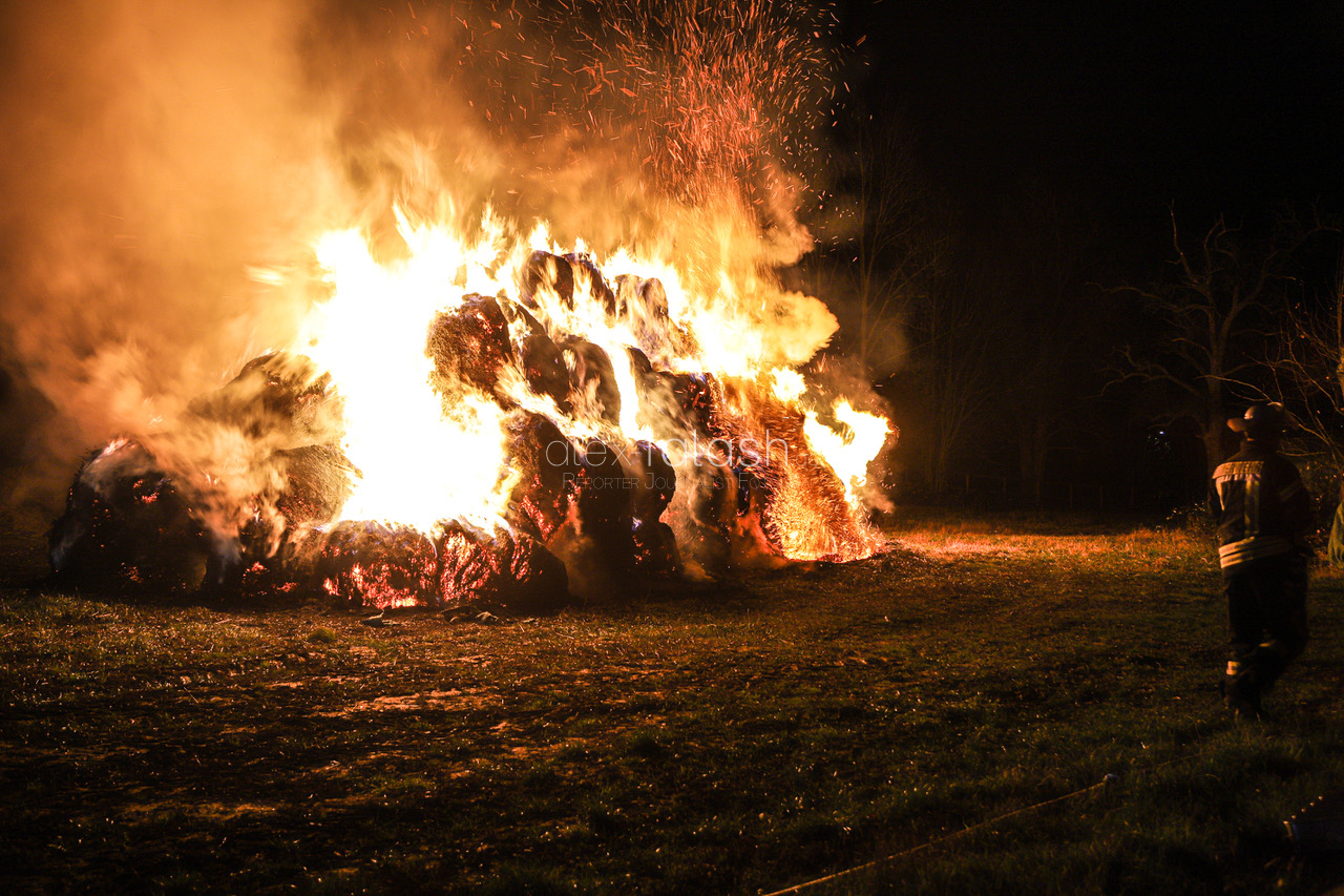 Strohballen in Flammen – Winterfutter für die Pferde verbrannt
