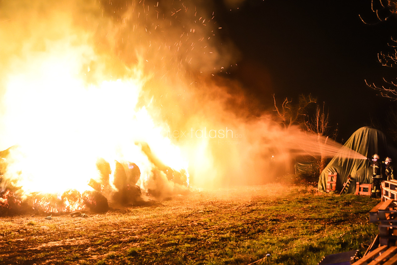 Strohballen in Flammen – Winterfutter für die Pferde verbrannt